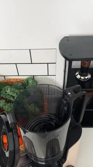 No blades, no heat, no oxidation. Just real fruit, slowly pressed into perfection. Taste the difference of true nutrition.#juicer #SummerVibes #juicingforhealth #juicing #coldpressedjuice 