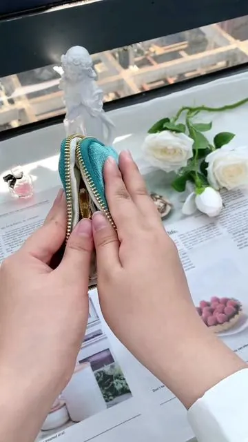 No more tangle, no more hide – Pouch brings order, step inside. #jewelrypouch #jewelrystorage #jewelryorganization #jewelryorganizer #GraduationGifts