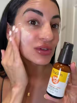 Me encantó este nuevo protector solar con vitamina C !! @TruSkin #truskin #spf30 #vitamincserum #Summervibes #tiktokshopcreatorpicks 