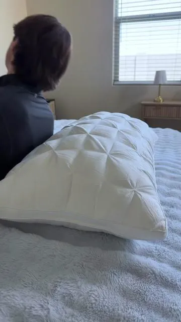 How is this thing so soft 🤤 #mellow #mellowpillow #ploofpillow #sleep #bed 