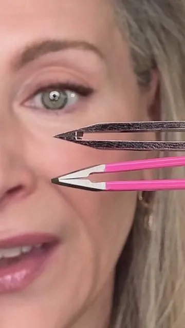 It’s time to upgrade your chunky old tweezers and get some new ones that are thin, flexible and precise. 🙂  #tweezers #brows #browshaping #eyebrows 