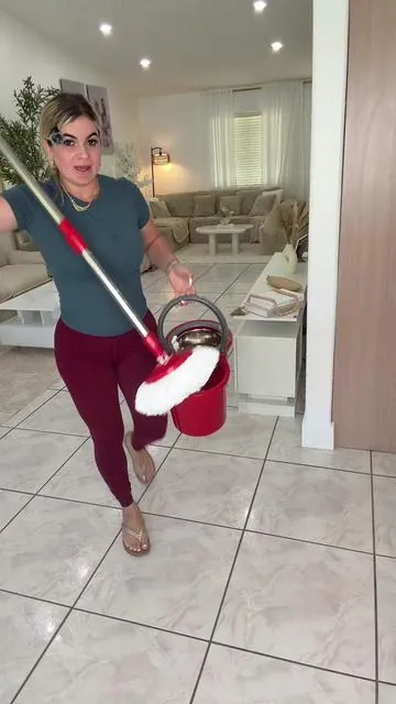Este trapeador giratorio 360° me está haciendo la limpieza muchísimo más fácil 😭🧼✨   Limpia súper bien, exprime fácil y no tengo que estar tocando el agua todo el tiempo 🙌🏼 Perfecto para mantener los pisos limpios rápido, especialmente si tienes niños o mascotas en casa 🏡🤍 Por el precio honestamente vale demasiado la pena 👏🏼   #CleaningHack #SpinMop #HomeEssentials #CleanTok #tiktokshopcreatorpicks    