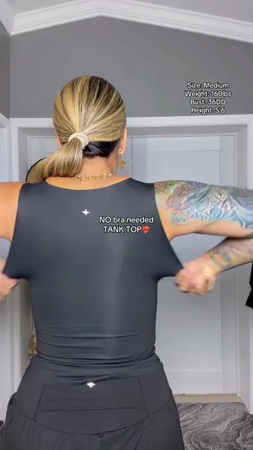 No bra needed for summer in this tank top❤️‍🔥‼️☀️ @Halara_official  #tanktop #builtinbra #summertops #summervibes #superbrandday 