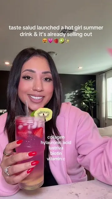 Strawberry kiwi refresher but it’s a skin + beauty drink?! 🍓🥝💦✨ @Taste Salud #tastesalud #tastesaludskinandbeauty #tastesaludstrawberrykiwi #collagenpeptides #skincare 
