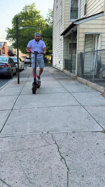 La velocidad máxima de este scooter eléctrico todo terreno es de 34 mph y tiene un motor de 1500 watts #scooter#electricscooter #ecofriendly#tiktokshop #creatorsearchinsights 
