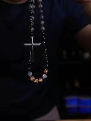 Rosario natural hecho a mano con cuentas de obsidiana negra, yooperlite reactiva a luz UV y cruz de piedra hematita. Tres piedras naturales con propiedades de protección espiritual, absorción de energías densas y equilibrio interior. Longitud versátil de aproximadamente 36 pulgadas, se puede usar como collar largo o doblado corto. Pieza única artesanal ideal como regalo significativo para personas de fe, amantes de cristales y piedras naturales, o para llevar contigo, colgar en el retrovisor del auto o tener en casa como objeto de oración y protección. #perfumeparahombre #dumontnitrored #fraganciasmasculinas #perfumesamaderados #perfumesvirales