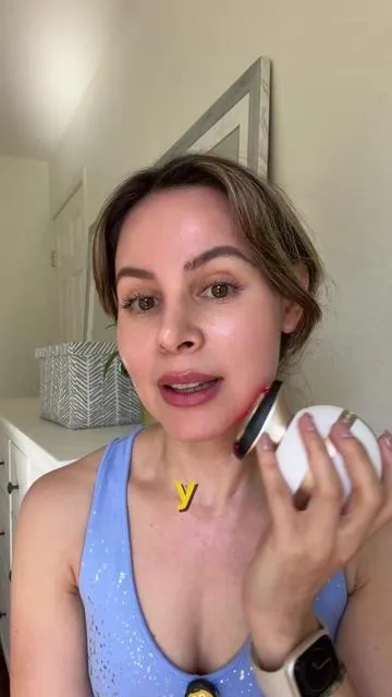 No puedo creer que este aparato tenga microcorriente, luz roja, modo frío y ayuda a que el skincare se absorba mejor… y aparte con este descuento. Mi rutina se acaba de poner seria. ✨ #TikTokShopSparkCreator #newdropsforyou #Summervibes #BeautyTok #SkincareTools 