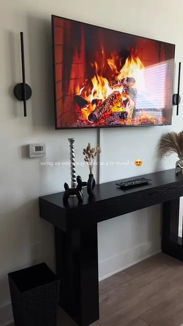 using an entry way table as a tv stand > 😍 #summervibes 