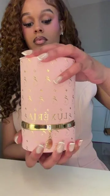 She smells so expensive 😍😍 #perfumetiktok #perfumetok #perfume #dupe 