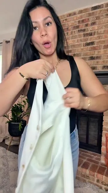 Este blazer sin mangas es perfecto para crear outfits aesthetic y sofisticados ✨ Puedes usarlo para oficina, salidas o incluso para un look más fashion con jeans. Tiene una tela con apariencia elegante y corte recto que estiliza muchísimo. No elastiza, pero justamente eso hace que mantenga esa forma tan bonita y pulida. #tiktokshopcreatorpicks #SummerVibes #blazer #blazers #blazerstyle 