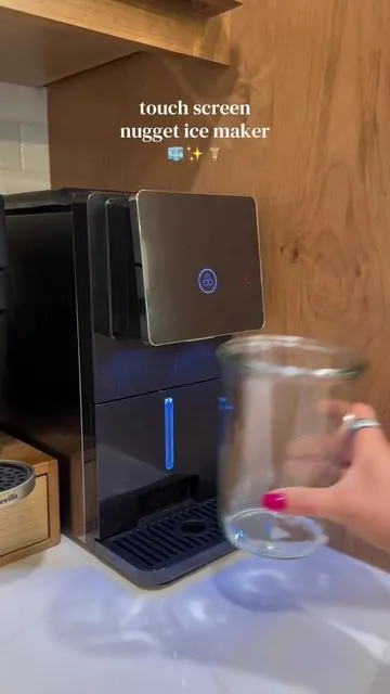 All drinks taste better with nugget ice & you cannot convince me otherwise 🤌🏼✨ BEST PURCHASE EVER. #nuggetice #nuggeticemaker #icemachine #icemaker #icedcoffee 