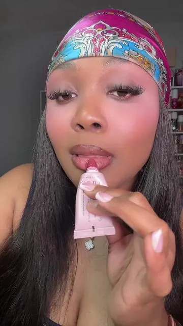 Glazed donut>>>😍🤏🏽🫦✨#trulylipgloss #trulybeauty #tiktokshopcreatorpicks #tiktokshopmemorialday #tiktokshopsummerturnup 