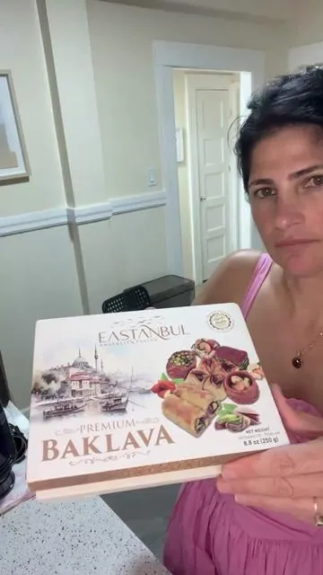 Baklava es básicamente una de los postres más famosos de la repostería turca , esto es una belleza y una delicia en una misma caja  #baklava  #baklavabox  #dulcesturcos  #cubanosentiktok  #cubanosporelmundo🇨🇺 