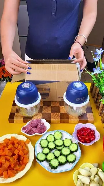 ✨ USB Rechargeable Vegetable Grinder#USBCharging #FoodGrinder #CookingHelper #HomeCook #LifeHacks