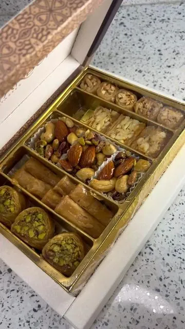 Les presento uno de los postres más famosos de la repostería Turca , esto es crujiente y jugoso, a base de nueces y pistachos, este no es cualquier dulce , este es un dulce fino y delicioso  #baklava  #dulcesturcos  #baklavabox  #cubanosentiktok  #cubanosporelmundo🇨🇺 