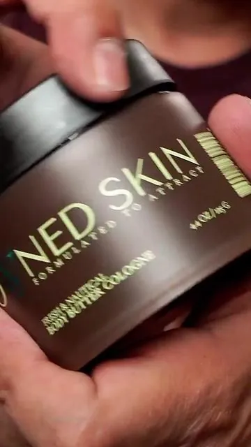 Body butter con cologne para hombre Crowned Skin Reign de 4.4 oz con fragancia fresca y náutica de pimienta rosa, bergamota y agua salada que se queda en la piel todo el día. Fórmula 2 en 1 que hidrata profundo con manteca de karité, manteca de mango y aceite de jojoba, sin sensación grasosa ni pegajosa. Ideal para piel seca o áspera, después del baño o del gym, te deja oliendo fresco y la piel suave por horas. #bodybuttercologne #cuidadomasculino #hidratacioncorporal #perfumecorporal #fraganciamasculina 