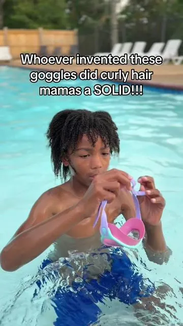 Curly hair moms… RUN 🏃🏽‍♀️ These goggles snap in the back instead of pulling over their curls and I’m honestly mad I didn’t find them sooner!!😭 #summervibes #tiktokshopmemorialday #curlyhairkids #momhack #summermusthaves 