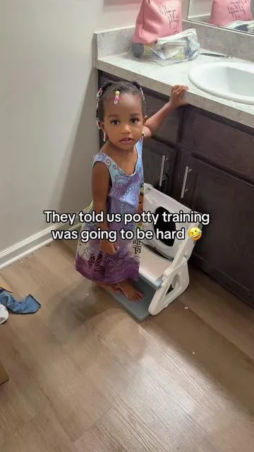 We’re still waiting for the hard part 🤣 This 2 in 1 potty has made potty training so easy and fun 👏🏾👏🏾 Babygirl is soooo smart ❤️❤️ #parentinghacks #pottytraininingmama #potty  