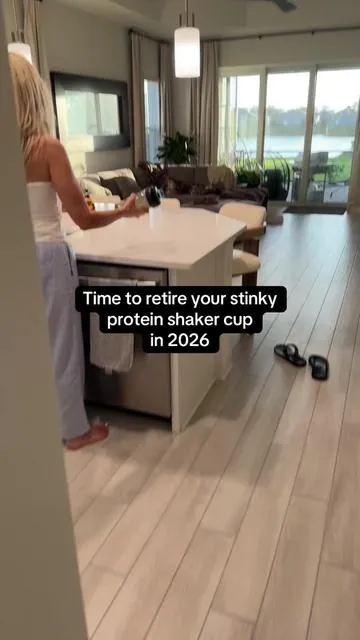 Stop leaving stinky protein clumps and bacteria filled rusty whisking balls with your old shaker cup! @Velomix #helimix #protienshaker #blenderbottle 