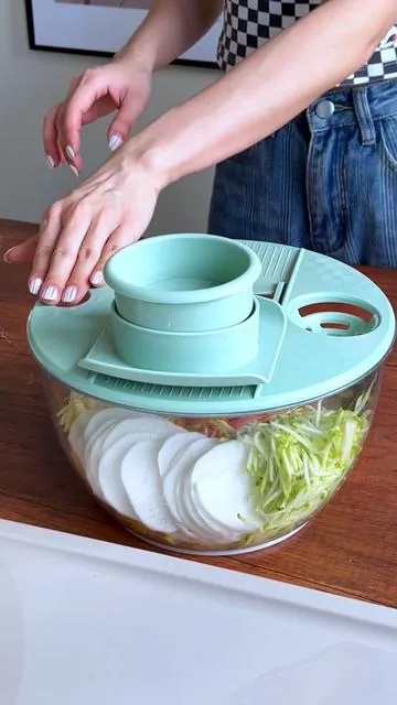 It is very easy to make salads with this bowl with several grazers! #saladpinner #kitchenhacks #utensiliosdecocina #kitchenmusthave #tiktokshopmemorialday 