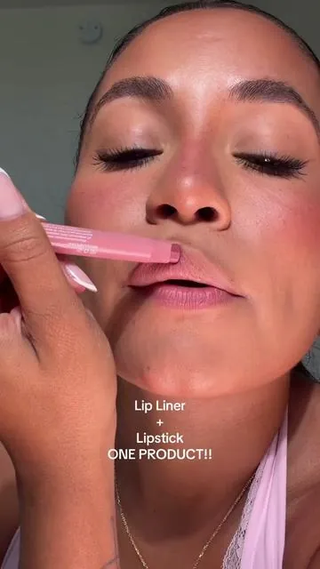 GENIOUS!! Easy to use and looks perfect every single timeee #doubledownlipdefiner #lipliner #lipstick #lipcombo #sacheubeauty 