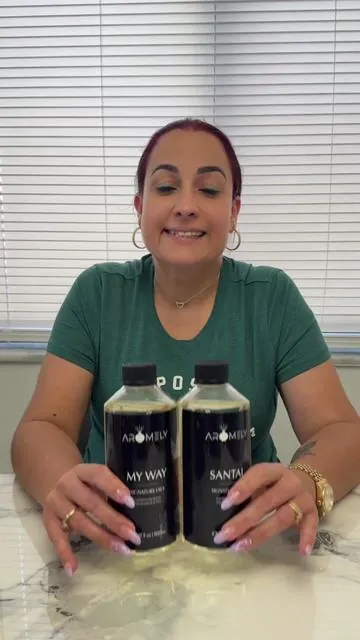 Tu casa no necesita otro aroma cualquiera… necesita ESTE nivel de lujo. Santal + My Way de Aromely convierten cualquier espacio en una experiencia elegante, limpia y adictiva 😍 Ese olor que entra alguien a tu casa y automáticamente pregunta: “¿Qué huele TAN rico aquí?” ✨ ✔ Aroma duradero ✔ Sensación de hotel de lujo ✔ Perfecto para sala, cuarto, oficina y negocio ✔ Presentación premium de 500ml Una vez los pruebas… no quieres volver atrás 💨🤍 #Aromely #MyWay #Santal #TikTokShopCreatorPicks #SummerVibes @Aromely 