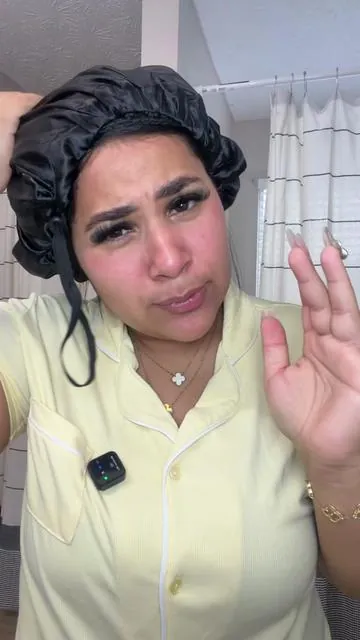 @GRT BEAUTY Ok pero… ¿por qué nadie me habló de esto antes? 😭✨ Este dúo de satín + red me ayuda a proteger el cabello mientras duermo sin aplastarlo ni llenarlo de frizz 🤍 Lo amo porque: ✔️ Mantiene el peinado por más tiempo ✔️ Ayuda con el frizz ✔️ Perfecto para silk press, rizos y extensiones ✔️ Súper cómodo para dormir ✔️ El satín protege muchísimo el cabello ✨ Sinceramente se siente mucho la diferencia cuando despiertas 👀 #T#TikTokShopH#HairCareS#SilkPressC#CurlyHairHealthyHair