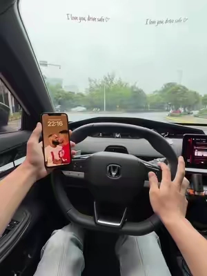POV: You Finally Bought a Phone Holder That Doesn’t Suck.#phoneholder #tiktokshop #tiktokshopmemorialday #NewDropsForYou #tiktokshopcreatorpicks 