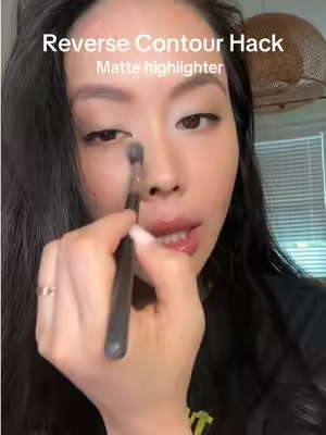 A little hack I learned from a makeup artist that they call the reverse contour hack, you should try it! @MakeUpForEverUSA #contour #highlighterhack #highlightertutorial #contourhack 