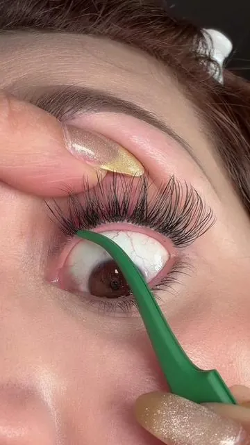 Nunca pensé que la forma de una pestaña pudiera hacer tanta diferencia hasta que probé estas de Venus estas siguen la curva natural del ojo#beautytok #lashclusters #beautyhacks #tiktokmemorialday #tiktokmademebuyit @Keyyou_AnnOfficial 