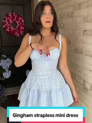 This gingham mini dress is perfect for the season! True to size 145 5’8 s #ginghamdress #minidress #straplessdress #sleevelessdress #summervibes @Edikted  