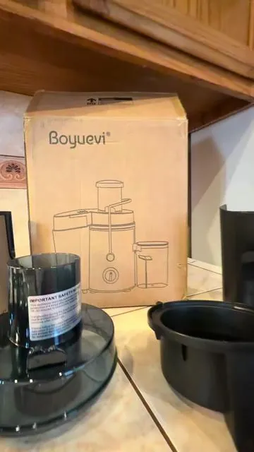 Prepara jugos naturales en casa de una forma más rápida y práctica con este extractor de jugos de 800W. Su boca ancha de 3 pulgadas permite agregar frutas y vegetales con menos cortes, ahorrando tiempo en la cocina. Tiene cuchillas de acero inoxidable, diferentes modos de velocidad y recolector de pulpa, ideal para preparar jugos frescos con naranja, manzana, zanahoria, apio, kiwi y muchas combinaciones más. Además, es fácil de armar y desmontar para limpiarlo después de usarlo. Perfecto para quienes quieren empezar el día con una bebida natural, preparar recetas saludables o tener una opción práctica para toda la familia. Disponible en TikTok Shop. Te dejo el enlace en el carrito naranja 🛒✨ #tiktokshop #extractor #extractordejugos #extractordejugos🥒🥕🍓🍋#tiktokmademebuyit 
