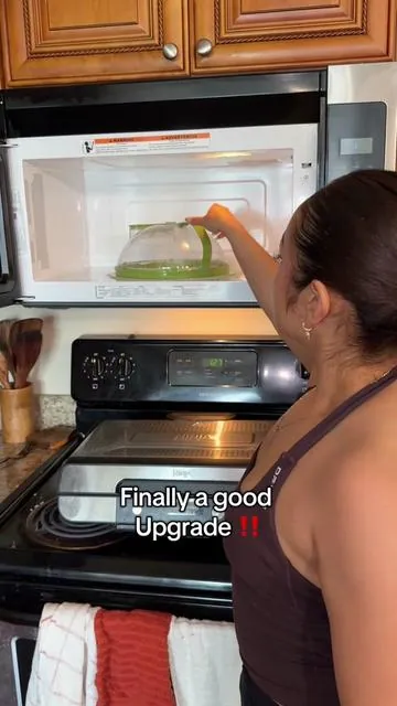 The problem with the old one was that there was nowhere to store and it was always in the way 😅 #hovercover#microwavesplattercover#microwaving#kitchenhacks  