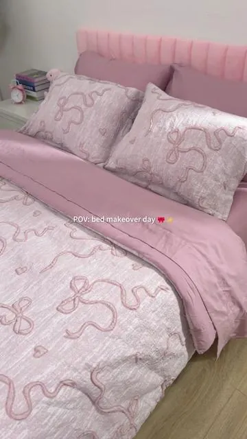 POV: bed makeover but make it cute 🎀✨Fluffing, smoothing, and instantly turning the room into a soft pink dream 💗Kids bed? Yes.Big bed? Also yes ✨Which room would YOU put it in? 👀 #biggirlroom #biggirlbed #roommakeover #beddinginspo #pinkaesthetic 