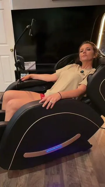 This massage chair does wonders for all of those aches and pains 😜. #summervibes #summerwins #dealsforyoudays #palimdermassagechair #zerogravitychair 