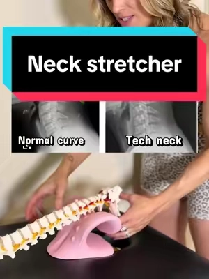 If you sit at a desk all day, try this for 5 mins a day to help restore your necks natural curvature #neckpainrelief #techneck #neckstretcher #posturecorrection #neckhump 