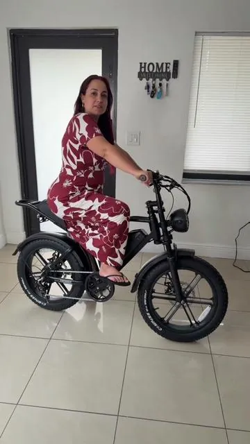 ¿Buscas una eBike con estilo de moto y potencia de sobra? La TST R002 llega con un motor de hasta 1500W pico, neumáticos fat tire de 20", " velocidad de hasta 28 MPH y una autonomía de hasta 110 millas en la versión de batería de mayor capacidad. V V Batería de 48V (15Ah o 25Ah) Suspensión para mayor comodidad App para monitoreo y configuración V Ideal para ciudad, arena, caminos de tierra y aventuras off-road Diseño moderno que roba miradas donde quiera que vayas Si estabas esperando una eBike potente, cómoda y con una apariencia espectacular, esta puede ser la indicada. Disponible tocando el botón naranja. #SummerVibes #tiktokshopcreatorpicks #ebike #electricbike #fatbike 