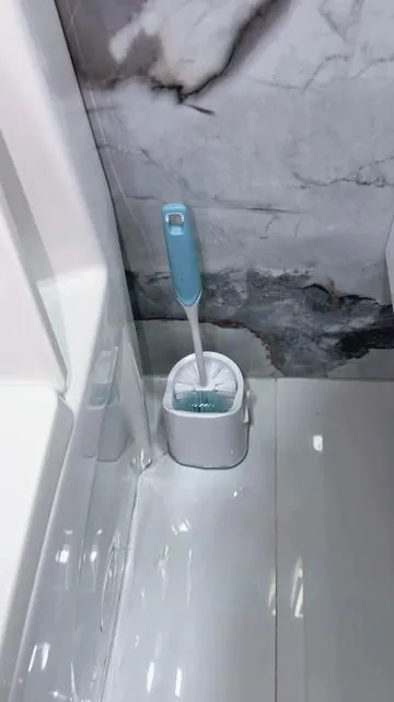 ✨ El cepillo para inodoro que no guarda bacterias 🧼 Limpia y desecha 🚽 Llega a rincones difíciles 🙌 Más higiene, menos esfuerzo #TikTokShopFinds #TikTokMadeMeBuyIt #BathroomCleaning #HomeHacks #limpiezadelhogar 