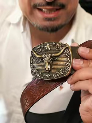 BELTROAD cinturón cowboy western con cuero genuino y grabado en relieve floral. Sistema de hebilla automática tipo ratchet que ajusta al milímetro sin necesidad de agujeros, con hebilla decorativa removible estilo cabeza de toro y motivos western en acabado bronce. Versátil para jaripeo, concierto country, boda ranchera o look casual con identidad vaquera. Empaque tipo regalo ideal para regalo a papá, esposo o hermano. #cinturoncowboy #cinturonvaquero #beltroad #cinturonhombre #estilowestern 