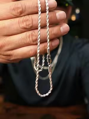Tewiky set de 2 cadenas plateadas de 3mm para hombre, una cubana plana y una rope trenzada, listas para layering desde el primer día. Acabado plata brillante con eslabones sólidos y cierre seguro tipo broche. Disponible en cinco largos del 18 al 28 pulgadas para combinar diferentes alturas. Versátiles para outfit casual, streetwear o look arreglado. #cadenasplata #tewiky #layeringnecklace #cadenahombre #joyeriaunisex 