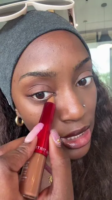 And it doesn’t crease! #tiktokshopmemorialday #Summervibes #tiktokshopcreatorpicks #undereyeconcealer #makeup 