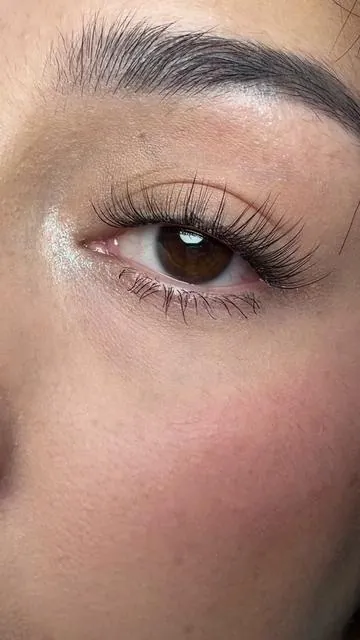 If you can apply lip gloss, you can apply these lashes. 🤭✨  #nogluelashes #diylashesathome #lashes #tiktokshopsummerturnup #fypシ゚viral 