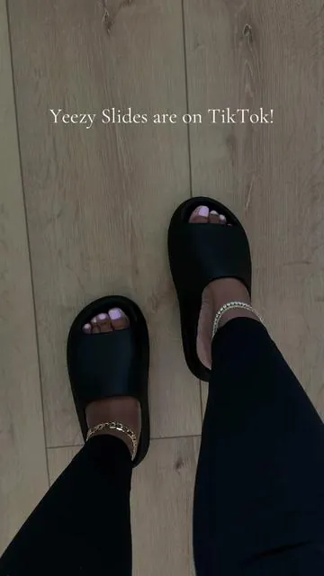 #yeezy #yeezys #yeezyslides #slides @Evans Sneakers 