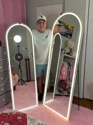Este espejo de cuerpo completo con luces LED es perfecto para el cuarto o la sala. La luz LED ayuda a verte mejor cuando te estás vistiendo, maquillando o grabando videos y además hace que el espacio se vea más elegante y moderno. #espejo #fullbodymirror #homedecor #ledmirror #tiktokshopspringglowp 