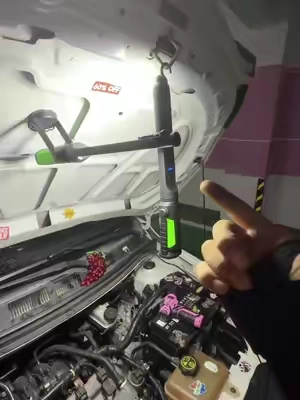 ¿No sabes qué regalarle a papá? 🎁 
 ¡Va a usar esta luz de trabajo magnética cada vez que esté en el garaje! Tiene 2,400 lúmenes,
  ganchos integrados e ilumina todo el motor dejando sus manos libres. ¡Dile adiós a las linternas estorbosas! 🔦🚗 
 ¡Consigue su regalo en el carrito naranja aquí abajo antes de que se acabe la oferta! 👇🛒
 #RegaloDiaDelPadre #Mecanica #RegalosParaPapa #ComprasTikTok #Herramientas