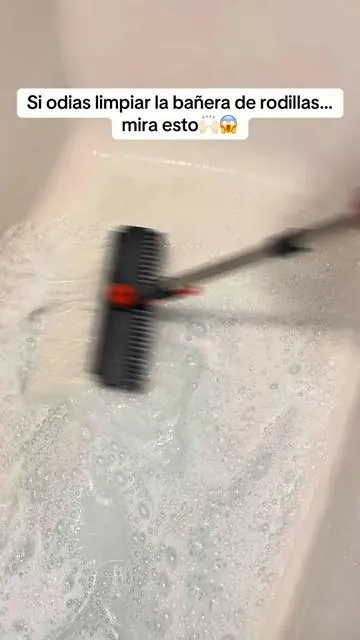 Deja de romperte la espalda limpiando de rodillas tu bañera. Con este cepillo todo es mas sencillo👌🏻✨ #cleantok #deepclean #amadecasa #limpiezadecasa #trucosdelimpieza 
