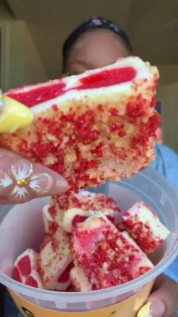 I’ve been wanting to try these so bad 😂 freeze dried strawberry 🍓 shortcake ice cream bites 🍦 I love the texture 😩