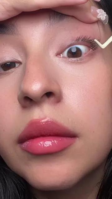 Easiest way to apply lashes in minutes ##nogluelashes##diylashes##selfadhesivelashes##lashes##fypシ゚viral
