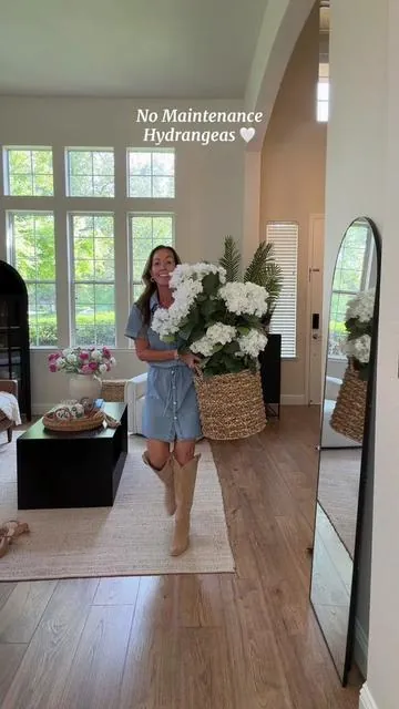 Replying to @Pmcbond  I agree they look so good together 😁💗 #artificialplants #hydrangeas #nancymeyers #Home #frenchcountry 