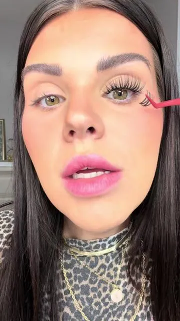 Brown or black Flare lashes? 🤎🖤 Same bold, wispy lash map—completely different vibe. Brown Flare gives a softer, more effortless glam look, while Black Flare delivers maximum definition and dramatic volume. Which one are you choosing for your next full glam moment? ✨ @Fulluxy #lashclusters #glamlashes #diylashes #fulluxy #lashclustersathome 